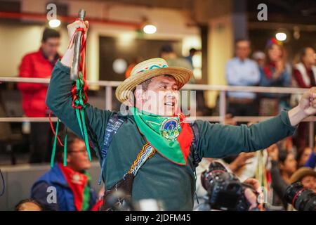 Bogota, Colombie. 19th juillet 2022. Les membres de la communauté autochtone célèbrent la victoire du candidat Gustavo Petro du parti Pacto Historico, nouveau président de la Colombie. (Credit image: © Daniel Garzon Herazo/ZUMA Press Wire) Banque D'Images