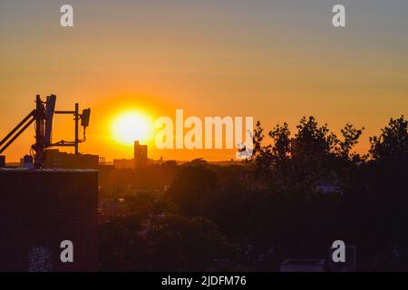 Bronx, New York, États-Unis. 19th juin 2022. Le coucher de soleil sur un immeuble résidentiel est vu dans le Bronx, New York, sur 19 juin 2022. (Credit image: © Ryan Rahman/Pacific Press via ZUMA Press Wire) Banque D'Images
