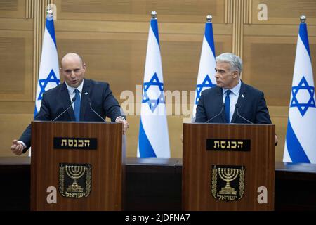 (220620) -- JÉRUSALEM, 20 juin 2022 (Xinhua) -- le Premier ministre israélien Naftali Bennett (L) et le Premier ministre suppléant Yair Lapid font une déclaration commune à la presse à Jérusalem, sur 20 juin 2022. Le fragile gouvernement de coalition d'Israël votera pour dissoudre le Parlement la semaine prochaine, a annoncé lundi le Bureau du Premier ministre d'Israël, envoyant le pays aux cinquième élections en trois ans. (JINI via Xinhua) Banque D'Images