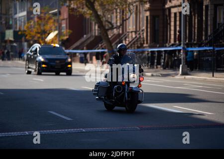 Brooklyn, New York, États-Unis - 3 novembre. 2019: Conduite de moto de police en face de NYC Marathon en train de sécuriser la voie pour les coureurs Banque D'Images