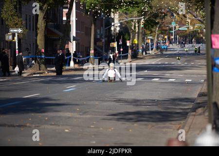 Brooklyn, New York, États-Unis - 3 novembre. 2019: Course d'athlète au marathon de New York. Homme à bord avec roues participant et participant au marathon de New York Banque D'Images