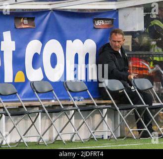 UEFA European Women's Championship 2021. 30 août 2019. Irlande du Nord 0 Norvège 6 à Seaview, Belfast. Kenny Shiels, responsable international du football féminin en Irlande du Nord, dans le domaine technique avant le lancement. Banque D'Images
