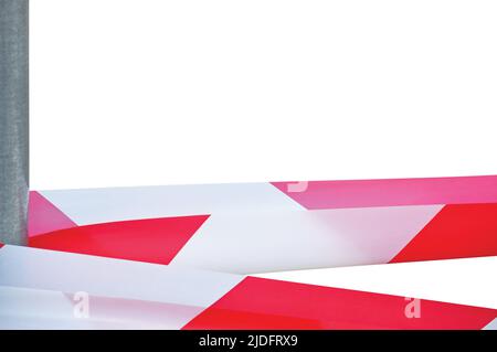 Grand espace de copie de ruban rouge blanc à ne pas traverser, arrière-plan horizontal détaillé isolé, poteau métallique gris, marquage de scène de crime Banque D'Images