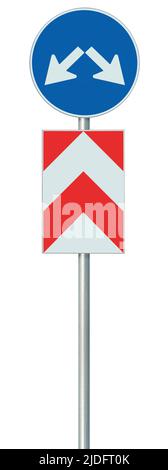 Obligatoire garder le côté droit ou gauche obstacle de conduite détour panneau de route, isolé Union européenne signalisation barrière de sécurité de la circulation de l'UE sur poteau, grand Banque D'Images