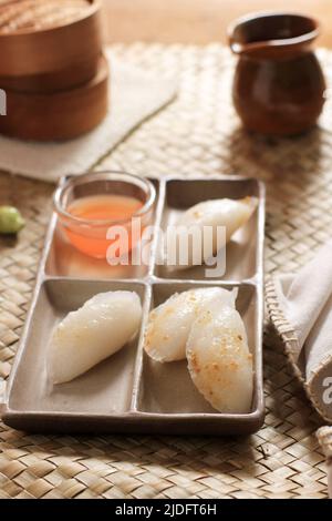 Choipan, boulettes vapeur traditionnelles de Pontianak, West Bornéo, Indonésie. Fait de farine de riz remplie de Jicama râpé Banque D'Images