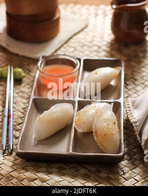 Choipan ou Chai Kue, en-cas salés traditionnels de Pontianak, Indonésie. À base de farine de riz, remplie de patate douce et de Taro, servie avec du sucrée Banque D'Images