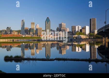 Skyline de Montréal reflété dans le bassin Peel au lever du soleil, Québec, Canada. Banque D'Images