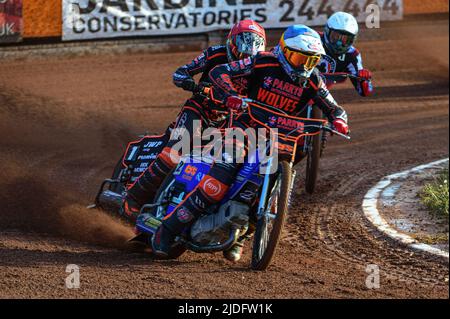 WOLVERHAMPTON, ROYAUME-UNI. 20th JUIN Steve Worrall (Bleu) dirige Sam Masters (Rouge) et Matej Zagar (blanc) lors du match de SGB Premiership entre Wolverhampton Wolves et Belle vue Aces au Monmore Green Stadium, Wolverhampton, le lundi 20th juin 2022. (Credit: Ian Charles | MI News) Credit: MI News & Sport /Alay Live News Banque D'Images