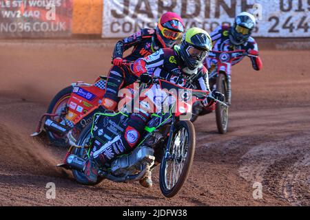 WOLVERHAMPTON, ROYAUME-UNI. 20th JUIN Tom Brennan (jaune) dirige Drew Kemp (rouge) et Norick Blödorn (blanc) pendant le match de SGB Premiership entre Wolverhampton Wolves et Belle vue Aces au Monmore Green Stadium, Wolverhampton, le lundi 20th juin 2022. (Credit: Ian Charles | MI News) Credit: MI News & Sport /Alay Live News Banque D'Images