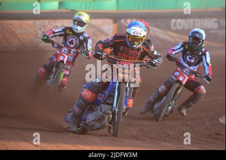 WOLVERHAMPTON, ROYAUME-UNI. 20th JUIN Steve Worrall (Bleu) dirige Sam Masters (Rouge), Charles Wright (jaune) et Tom Brennan (blanc) lors du match SGB Premiership entre Wolverhampton Wolves et Belle vue Aces au Monmore Green Stadium, Wolverhampton, le lundi 20th juin 2022. (Credit: Ian Charles | MI News) Credit: MI News & Sport /Alay Live News Banque D'Images