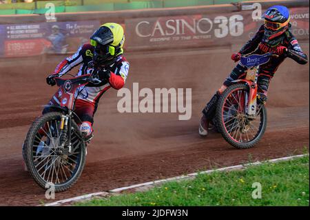 WOLVERHAMPTON, ROYAUME-UNI. 20th JUIN Tom Brennan (jaune) dirige Drew Kemp (bleu) lors du match de SGB Premiership entre Wolverhampton Wolves et Belle vue Aces au Monmore Green Stadium, Wolverhampton, le lundi 20th juin 2022. (Credit: Ian Charles | MI News) Credit: MI News & Sport /Alay Live News Banque D'Images