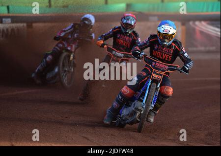 WOLVERHAMPTON, ROYAUME-UNI. 20th JUIN Steve Worrall (Bleu) dirige Sam Masters (Rouge) et Tom Brennan (blanc) lors du match de SGB Premiership entre Wolverhampton Wolves et Belle vue Aces au Monmore Green Stadium, Wolverhampton, le lundi 20th juin 2022. (Credit: Ian Charles | MI News) Credit: MI News & Sport /Alay Live News Banque D'Images