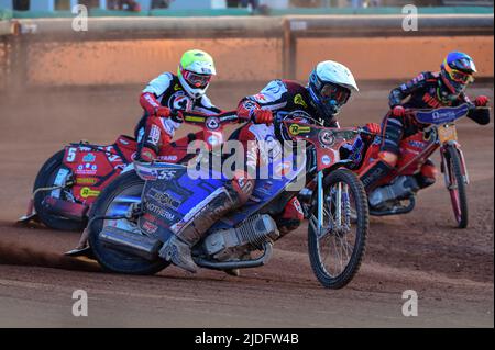 WOLVERHAMPTON, ROYAUME-UNI. 20th JUIN Matej Zagar (blanc) dirige Max Fricke (jaune) et Drew Kemp (bleu) lors du match SGB Premiership entre Wolverhampton Wolves et Belle vue Aces au Monmore Green Stadium, Wolverhampton, le lundi 20th juin 2022. (Credit: Ian Charles | MI News) Credit: MI News & Sport /Alay Live News Banque D'Images