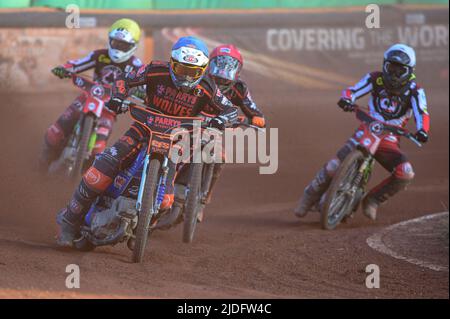 WOLVERHAMPTON, ROYAUME-UNI. 20th JUIN Steve Worrall (Bleu) dirige Sam Masters (Rouge), Charles Wright (jaune) et Tom Brennan (blanc) lors du match SGB Premiership entre Wolverhampton Wolves et Belle vue Aces au Monmore Green Stadium, Wolverhampton, le lundi 20th juin 2022. (Credit: Ian Charles | MI News) Credit: MI News & Sport /Alay Live News Banque D'Images