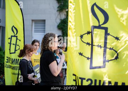 Montréal, Canada. 20th juin 2022. Jenny Jeanes, coordonnatrice du programme de détention, prend la parole pendant la manifestation. En cette Journée mondiale des réfugiés, Amnesty International Canada, en collaboration avec Human Rights Watch, a organisé une manifestation devant le bureau du Premier ministre à Montréal pour demander la fin de la détention énergique des réfugiés et des demandeurs d'asile au Québec. Nommée #BienvenueAuCanada, la campagne a cherché des signatures de politiciens québécois pour mettre fin à des contrats avec des prisons provinciales pour prendre des migrants. Crédit : SOPA Images Limited/Alamy Live News Banque D'Images