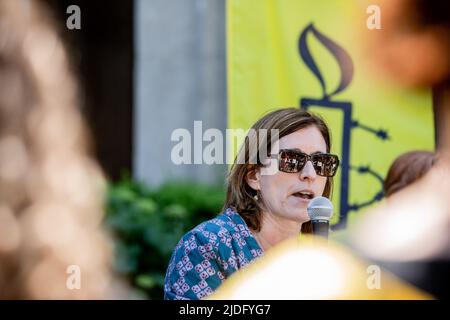 Montréal, Canada. 20th juin 2022. Un manifestant parle des droits de l'homme pendant la manifestation. En cette Journée mondiale des réfugiés, Amnesty International Canada, en collaboration avec Human Rights Watch, a organisé une manifestation devant le bureau du Premier ministre à Montréal pour demander la fin de la détention énergique des réfugiés et des demandeurs d'asile au Québec. Nommée #BienvenueAuCanada, la campagne a cherché des signatures de politiciens québécois pour mettre fin à des contrats avec des prisons provinciales pour prendre des migrants. (Photo de Giordanno Brumas/SOPA Images/Sipa USA) crédit: SIPA USA/Alay Live News Banque D'Images