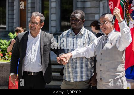 Montréal, Canada. 20th juin 2022. Andres Fontecilla, Mamadou KonatÈ et un manifestant tiennent la main pendant la manifestation. En cette Journée mondiale des réfugiés, Amnesty International Canada, en collaboration avec Human Rights Watch, a organisé une manifestation devant le bureau du Premier ministre à Montréal pour demander la fin de la détention énergique des réfugiés et des demandeurs d'asile au Québec. Nommée #BienvenueAuCanada, la campagne a cherché des signatures de politiciens québécois pour mettre fin à des contrats avec des prisons provinciales pour prendre des migrants. (Photo de Giordanno Brumas/SOPA Images/Sipa USA) crédit: SIPA USA/Alay Live News Banque D'Images