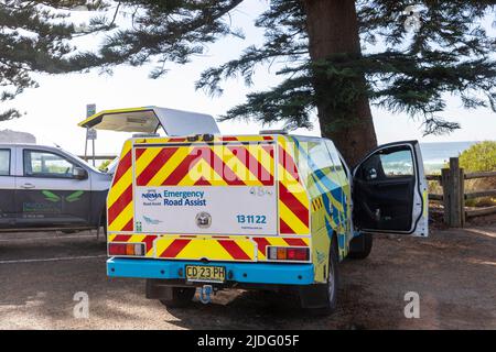 Un véhicule d'assistance routière d'urgence en cas de panne de la NRMA s'occupe d'un véhicule automobile en panne à Newport Beach à Sydney, Nouvelle-Galles du Sud, Australie Banque D'Images
