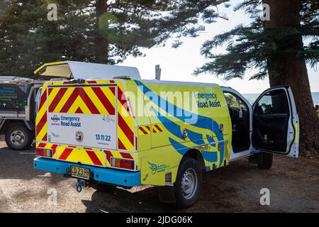Un véhicule d'assistance routière d'urgence en cas de panne de la NRMA s'occupe d'un véhicule automobile en panne à Newport Beach à Sydney, Nouvelle-Galles du Sud, Australie Banque D'Images