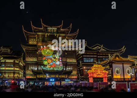 Une foule en zigzag se dirige vers l'entrée du célèbre pont à neuf virages de Yu Yuan pendant le festival des lanternes. Banque D'Images