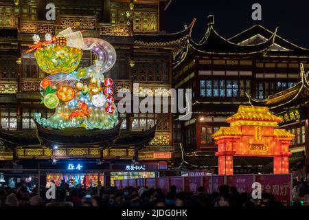 Une foule en zigzag se dirige vers l'entrée du célèbre pont à neuf virages de Yu Yuan pendant le festival des lanternes. Banque D'Images