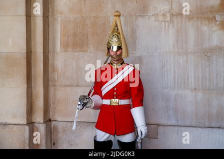 Un gardien de vie de la cavalerie de ménage en service aux Horseguards, Londres, Angleterre, Royaume-Uni jeudi, 19 mai 2022. Banque D'Images