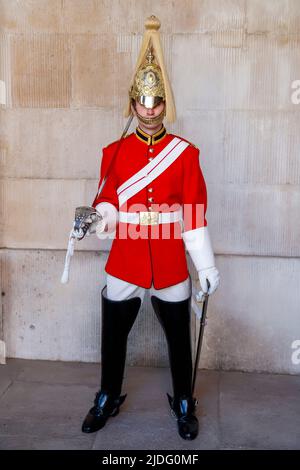 Un gardien de vie de la cavalerie de ménage en service aux Horseguards, Londres, Angleterre, Royaume-Uni jeudi, 19 mai 2022. Banque D'Images