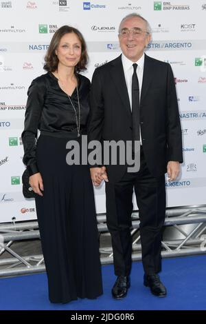 Rome, Italie. 20th juin 2022. Silvio Orlando (R) et Maria Laura Rondanini (L) assistent à l'événement de tapis blu de Natri d'Argento 2022 au MAXXI Museum. Crédit : SOPA Images Limited/Alamy Live News Banque D'Images