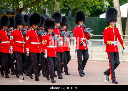 Queens Guards marchant dans Trooping the Color répétitions, The Mall, Londres Angleterre, Royaume-Uni, samedi, 21 mai 2022. Banque D'Images