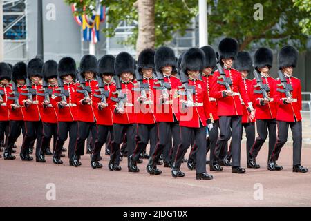 Queens Guards marchant dans Trooping the Color répétitions, The Mall, Londres Angleterre, Royaume-Uni, samedi, 21 mai 2022. Banque D'Images