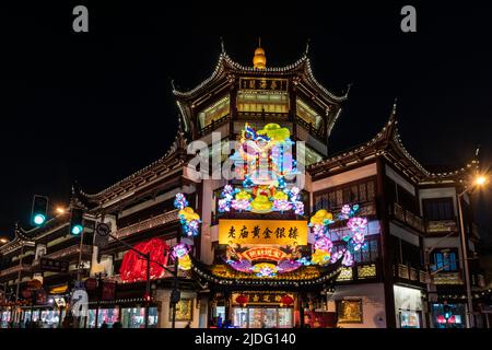 Les rues illuminées autour du célèbre Yu Yuan, jardin Yu, pendant le festival de lanternes de l'année du cochon dans le vieux Shanghai. Banque D'Images