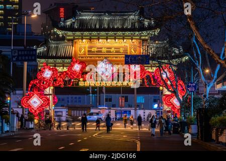 Les rues illuminées autour du célèbre Yu Yuan, jardin Yu, pendant le festival de lanternes de l'année du cochon dans le vieux Shanghai. Banque D'Images