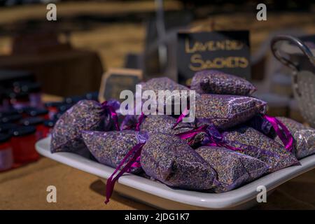 Sachets de lavande fraîchement préparés à vendre sur un stand de ferme à Vacaville, en Californie du Nord, près de San Francisco Banque D'Images