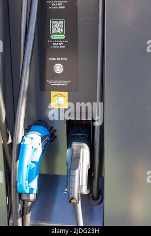 Câble de charge EV pour véhicule électrique gros plan sur un chargeur public Jolt EV à Mona Vale High Street, Sydney, Australie Banque D'Images