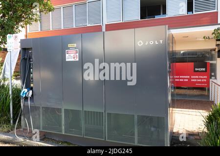 Chargeur de véhicule électrique à jolt EV pour véhicule public à Mona Vale Sydney, les clients bénéficient de 15 minutes de recharge gratuite, Sydney, Nouvelle-Galles du Sud, Australie Banque D'Images