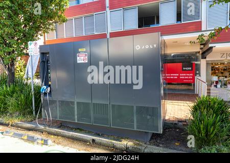 Chargeur de véhicule électrique à jolt EV pour véhicule public à Mona Vale Sydney, les clients bénéficient de 15 minutes de recharge gratuite, Sydney, Nouvelle-Galles du Sud, Australie Banque D'Images