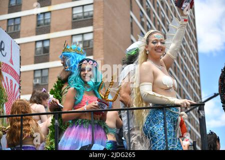 Les gens en costumes participent à la parade annuelle de la sirène de l'île Coney sur 18 juin 2022 à New York. Banque D'Images