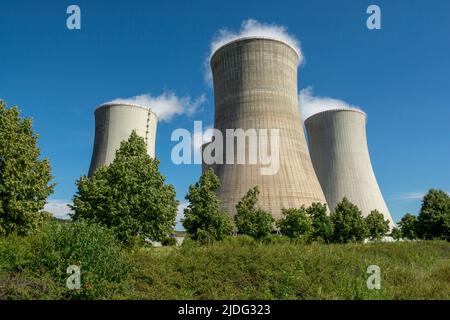 Centrale nucléaire. Tours de refroidissement. Centrale nucléaire. Mochovce. Slovaquie. Banque D'Images