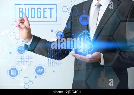 Homme d'affaires touchant le mot BUDGET sur l'écran virtuel sur fond clair Banque D'Images