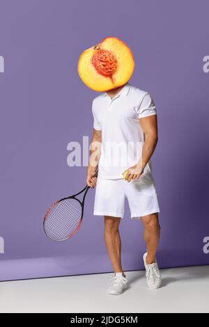 Joueur de tennis avec pêche mûre au lieu de sa tête sur fond de couleur Banque D'Images