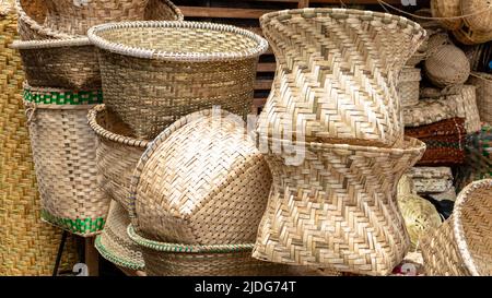 Un tas de paniers tissés faits à la main en paille, fibre naturelle, à vendre sur le marché extérieur de Cuenca, en Équateur Banque D'Images