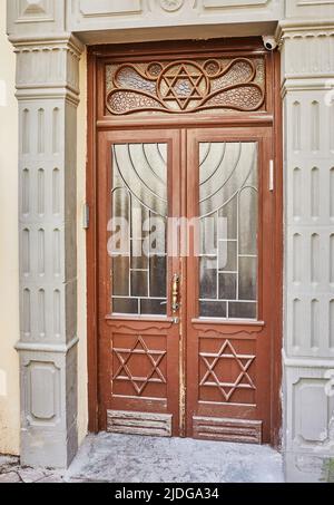 Porte en bois avec verre et étoiles de David sur la porte Banque D'Images