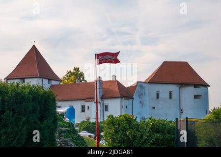 Varazdin - Croatie / 08 21 2021: Drapeau de Vindiland et vieille ville en arrière-plan Banque D'Images