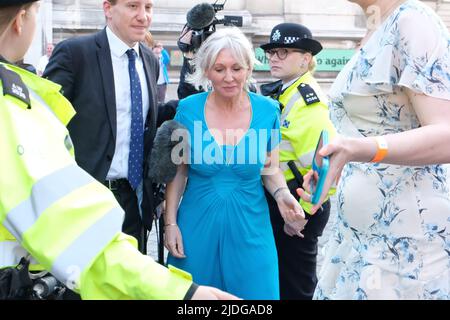 Londres, Royaume-Uni, 20th juin 2022. Nadine Dorries arrive pour le parti conservateur de collecte de fonds d'été alors que des travailleurs du secteur culturel du syndicat des Services publics et commerciaux (SCP) ont organisé une manifestation de salaire à l'extérieur du Musée Victoria et Albert. Les employés peu rémunérés des musées se sont vu offrir une augmentation de salaire minimale de 2 %, lorsque la Banque d'Angleterre a prédit que l'inflation se reversera à 11 % d'ici octobre. Les ministres du Cabinet, les députés et les donateurs du Parti conservateur ont assisté à l'événement annuel étiqueté. Crédit : onzième heure Photographie/Alamy Live News Banque D'Images