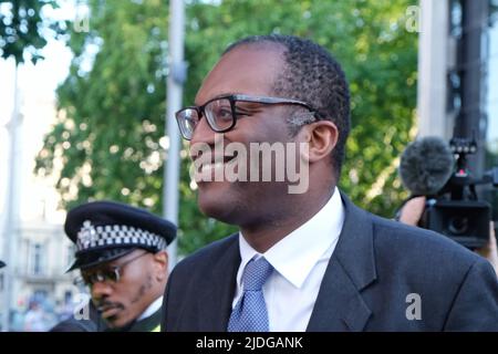 Londres, Royaume-Uni, 20th juin 2022. Le secrétaire d'État aux Affaires et à l'énergie Kwasi Kwarteng arrive pour le Parti d'été conservateur à titre de travailleurs du secteur culturel du syndicat des Services publics et commerciaux (SCP), où l'événement devait avoir lieu, une manifestation de la rémunération a lieu à l'extérieur du Musée Victoria et Albert. Les employés des musées se sont vu offrir une augmentation de salaire de 2%, bien que jugée inadéquate, comme l'a prédit la Banque d'Angleterre que l'inflation se reversera à 11% d'ici octobre. Les ministres du Cabinet, les députés et les donateurs du Parti conservateur ont assisté à l'événement annuel. Crédit : onzième heure Photographie/Alamy Live News Banque D'Images