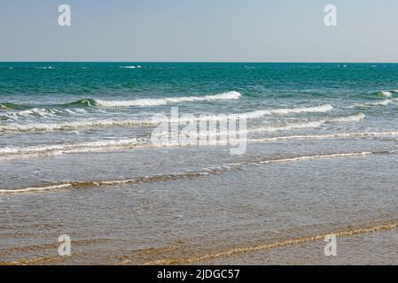 Vue sur la mer Adriatique depuis la plage de sable de Pesaro, en Italie, pendant une journée de printemps ensoleillée Banque D'Images