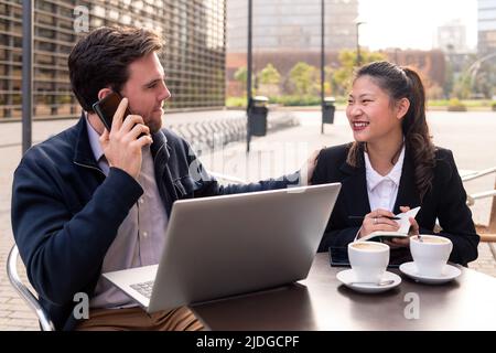 femme asiatique et homme caucasien ayant une réunion de travail Banque D'Images