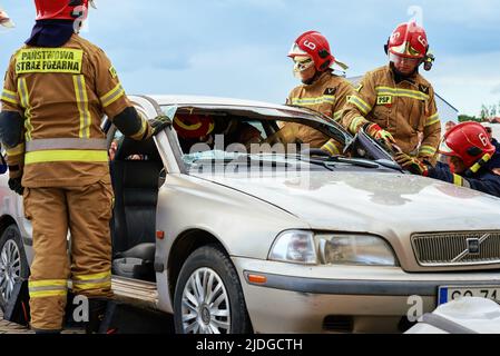 Pompiers pendant une formation d'opération de sauvetage. Les secouristes déverrouillent le passager dans la voiture après un accident. Katy Wroclawskie, Pologne - 28 mai 2022 Banque D'Images