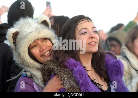 Stonehenge Wiltshire, Royaume-Uni. 21st juin 2022. Pour la première fois depuis 2019, les fêtards, dont Hippies et Druides, reviennent à Stonehenge pour célébrer le solstice d'été. Des milliers de personnes sont descendues sur les vieilles pierres pour assister au lever du soleil dans des conditions brumeuses le plus long jour de l'année. Le soleil se leva à 4:49am et le solstice officiel commença à 10:13am CEST. L'accès contrôlé aux pierres par le patrimoine anglais a été interrompu depuis trois ans en raison de la pandémie du coronavirus, bien que les Druides aient toujours réussi à accéder à Stonehenge lors de la fermeture du crédit de Solstice : MARTIN DALTON/Alay Live News Banque D'Images