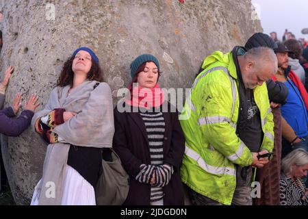 Stonehenge Wiltshire, Royaume-Uni. 21st juin 2022. Pour la première fois depuis 2019, les fêtards, dont Hippies et Druides, reviennent à Stonehenge pour célébrer le solstice d'été. Des milliers de personnes sont descendues sur les vieilles pierres pour assister au lever du soleil dans des conditions brumeuses le plus long jour de l'année. Le soleil se leva à 4:49am et le solstice officiel commença à 10:13am CEST. L'accès contrôlé aux pierres par le patrimoine anglais a été interrompu depuis trois ans en raison de la pandémie du coronavirus, bien que les Druides aient toujours réussi à accéder à Stonehenge lors de la fermeture du crédit de Solstice : MARTIN DALTON/Alay Live News Banque D'Images